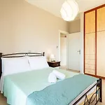 Beachside Getaway With Panoramic Seaviews דירה