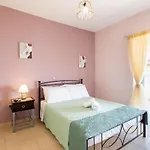 Beachside Getaway With Panoramic Seaviews דירה *