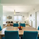 Beachside Getaway With Panoramic Seaviews דירה
