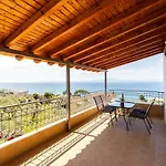 Beachside Getaway With Panoramic Seaviews דירה
