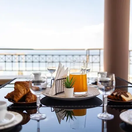 Beachside Getaway With Panoramic Seaviews Apartament