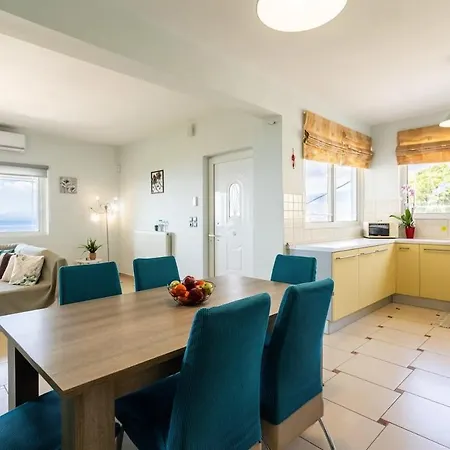 Daire Beachside Getaway With Panoramic Seaviews *