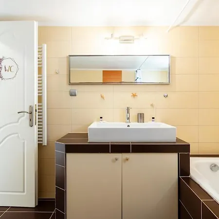 Daire Beachside Getaway With Panoramic Seaviews *
