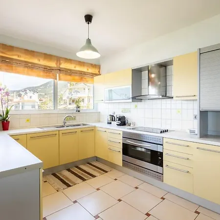 Beachside Getaway With Panoramic Seaviews