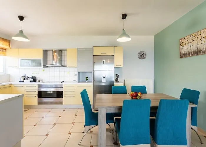 Beachside Getaway With Panoramic Seaviews *