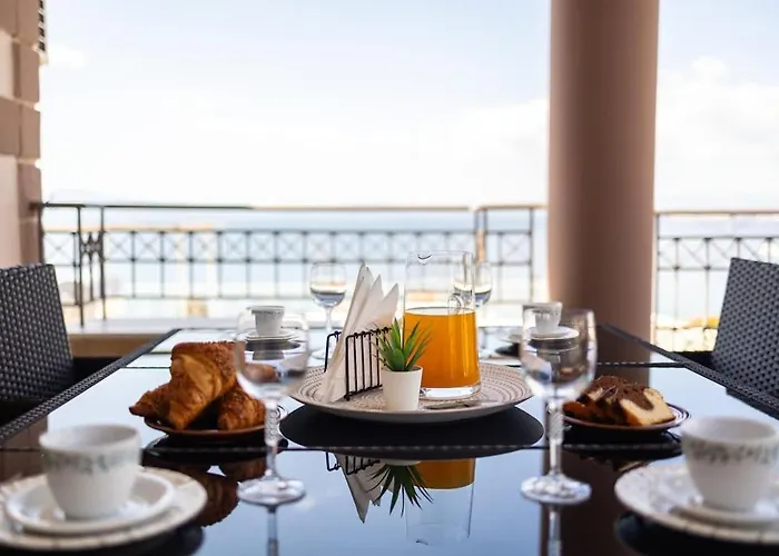 Beachside Getaway With Panoramic Seaviews Apartman