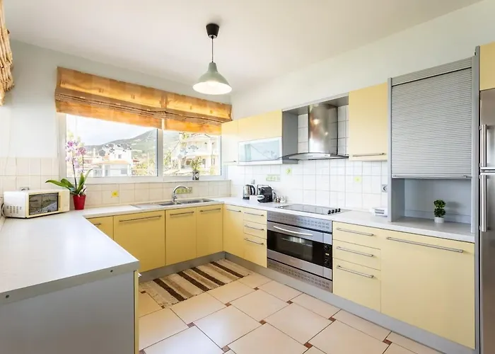 Beachside Getaway With Panoramic Seaviews